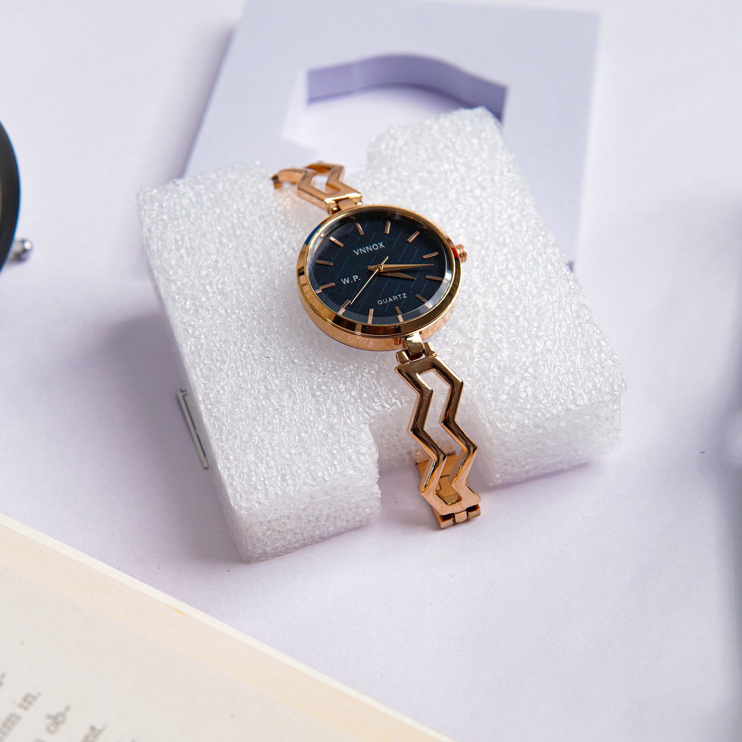 Vnnox Ladies Golden Black Hand Watch