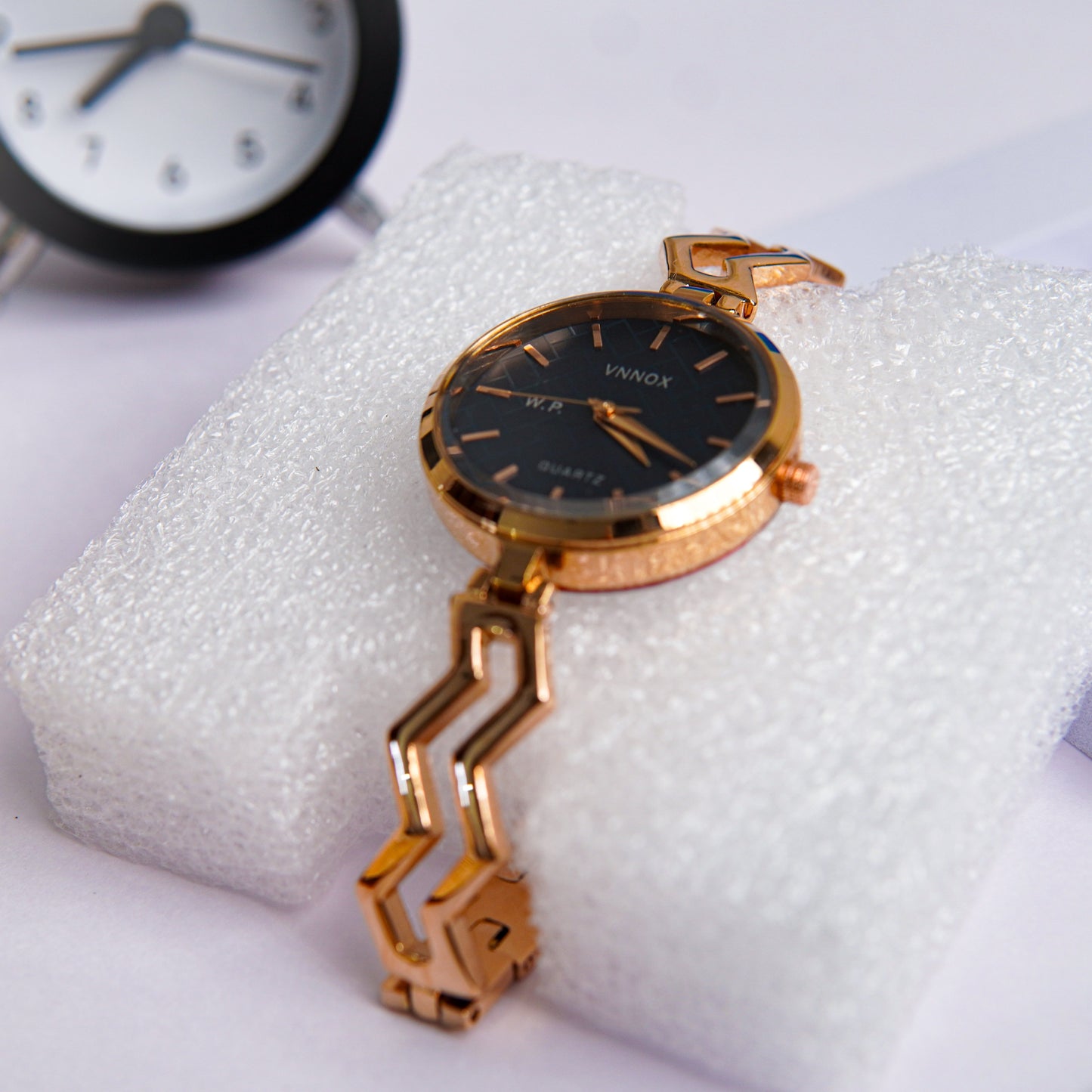 Vnnox Ladies Golden Black Hand Watch