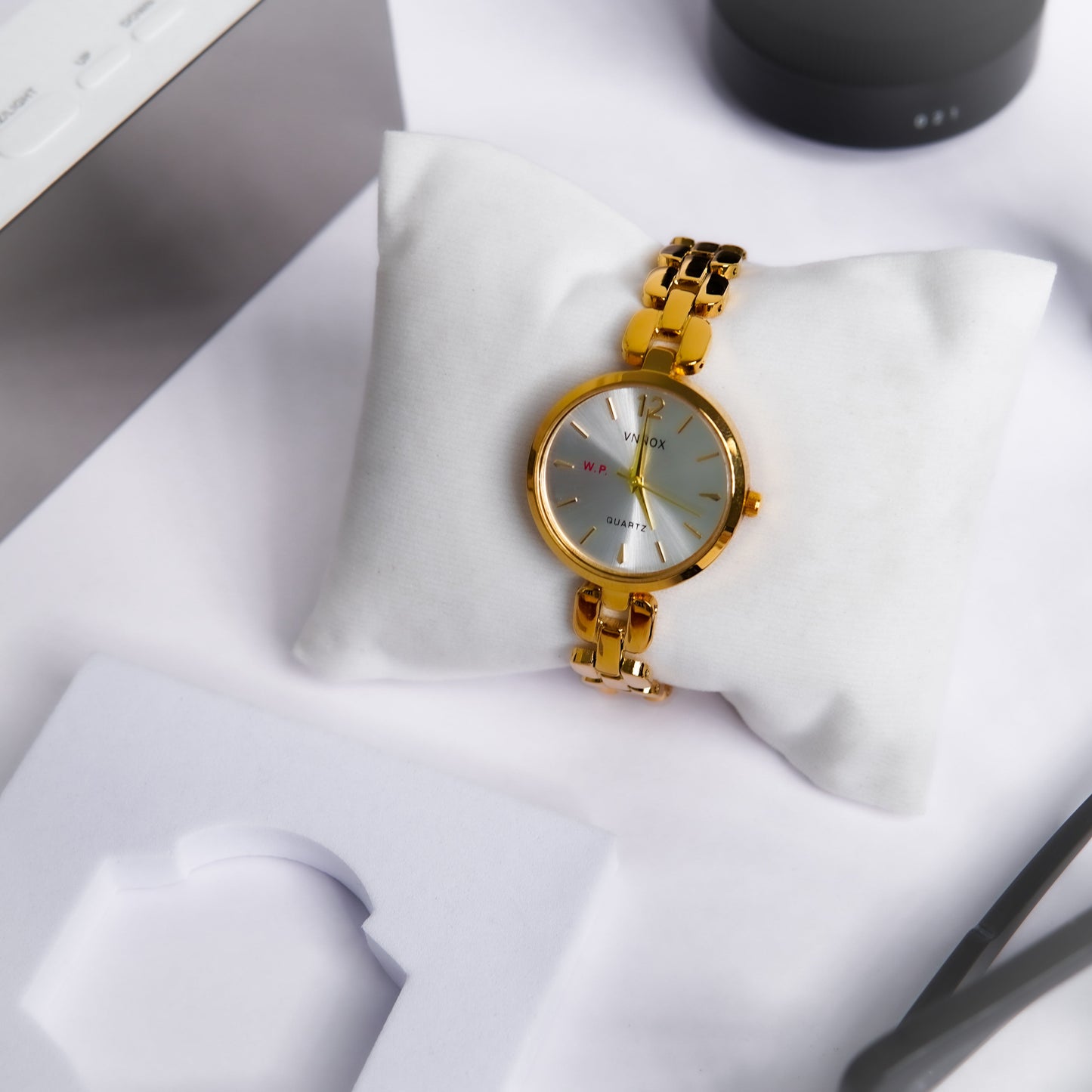 Vnnox Ladies golden Hand Watch