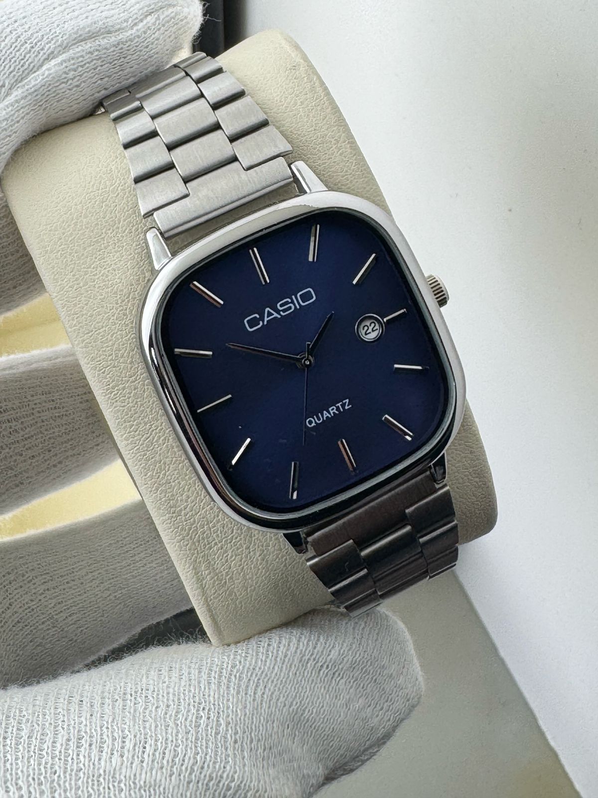QUARTZ VINTAGE WATCH