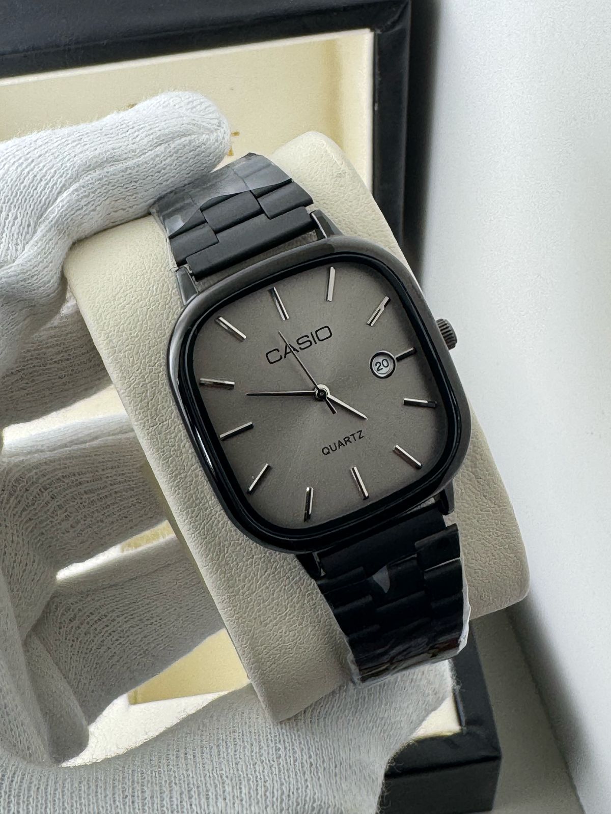 QUARTZ VINTAGE WATCH