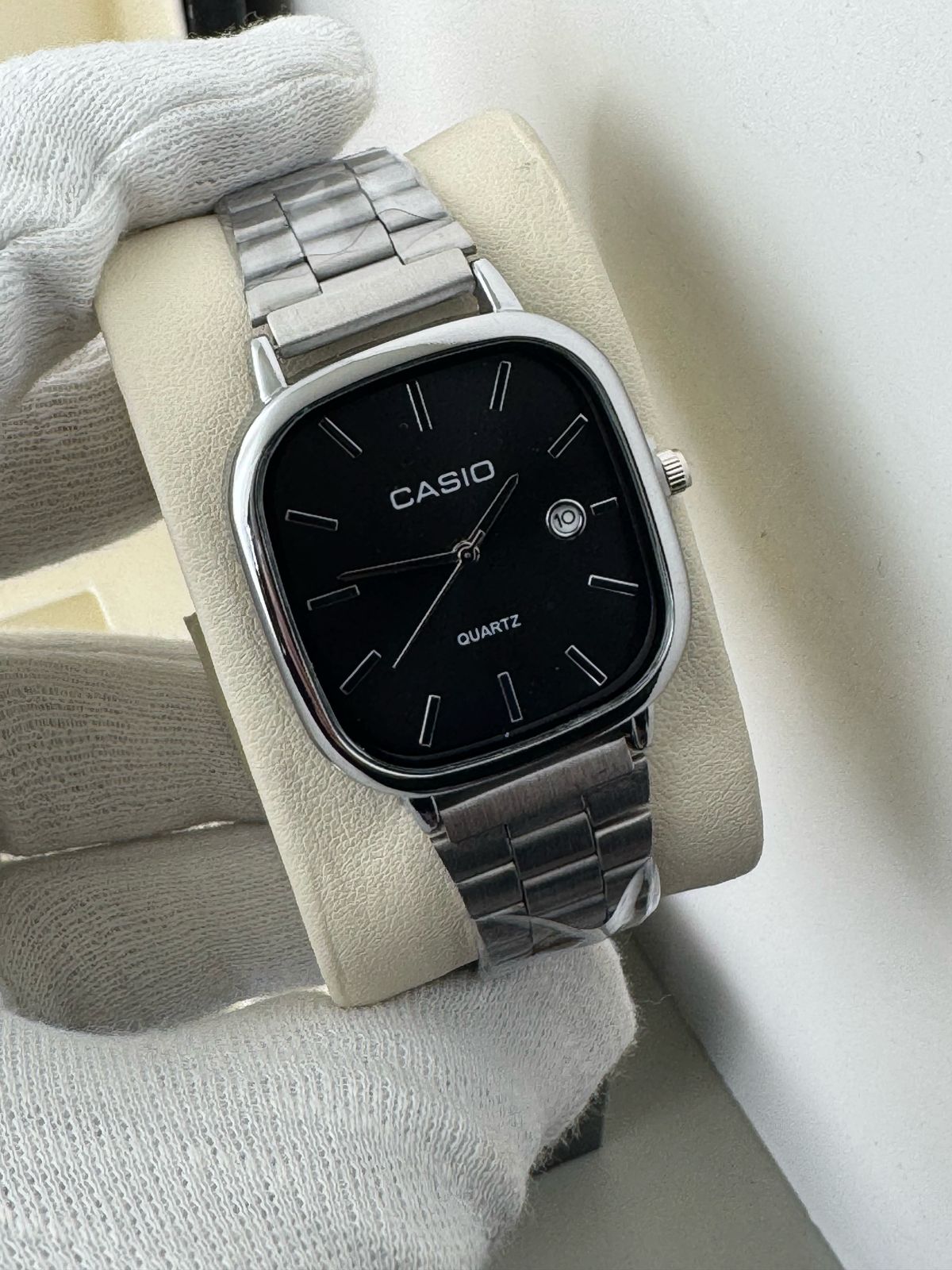 QUARTZ VINTAGE WATCH