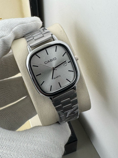 QUARTZ VINTAGE WATCH